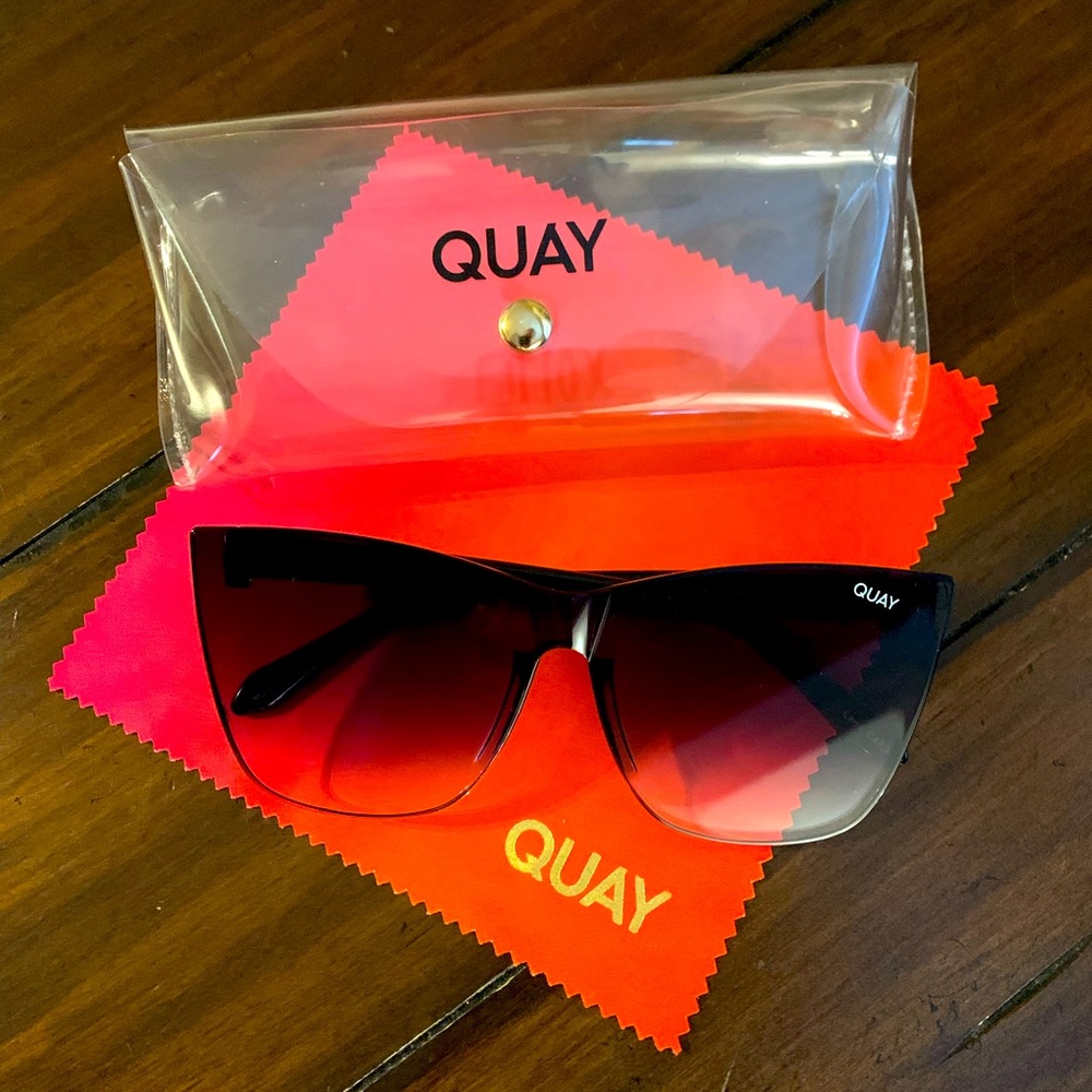 Quay Come Thru Sunglasses in Black/Fade.  Like New!